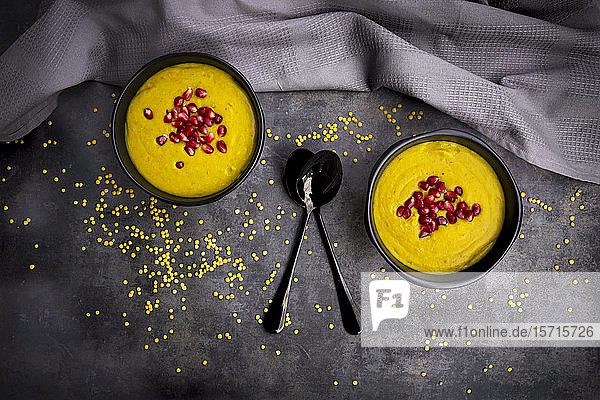 Schalen mit veganer Linsensuppe mit Ingwer Kurkuma Kokosnussmilch und Granatapfelkernen