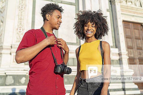 Glückliches junges Touristenpaar erkundet die Stadt  Florenz  Italien