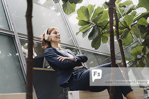 Geschäftsfrau macht eine Pause in einem modernen Bürogebäude