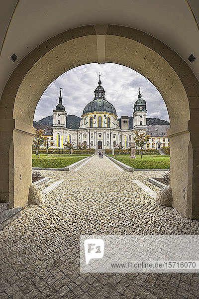 Deutschland  Bayern  Garmisch-Partenkirchen  Hoftorbogen und Fassade der Abtei Ettal