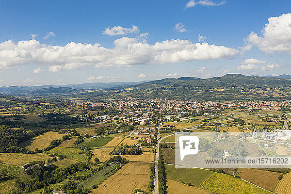 Italien  Provinz Perugia  Citta di Castello  Luftaufnahme der Sommerlandschaft mit der Stadt im Hintergrund