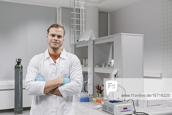 Porträt eines selbstbewussten Wissenschaftlers im Labor
