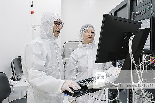 Zwei Wissenschaftler benutzen Computer im Labor des Wissenschaftszentrums