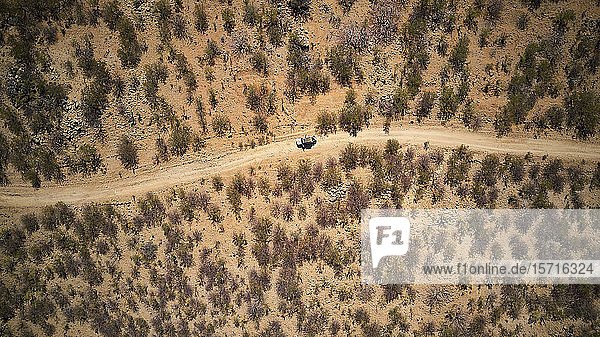 Luftaufnahme eines Jeeps auf Feldweg  Opuwo  Namibia