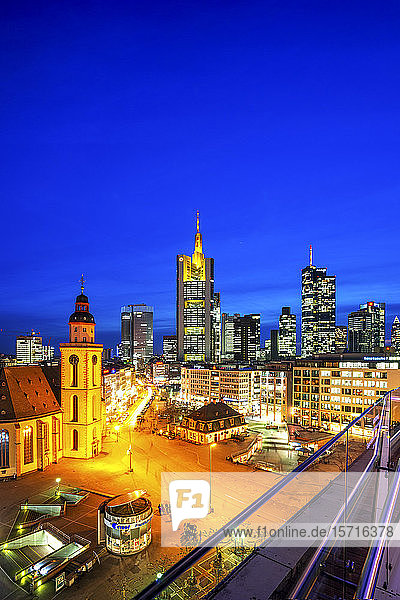 Deutschland  Hessen  Frankfurt  Hochansicht der Hauptwache und nachts beleuchtete Wolkenkratzer