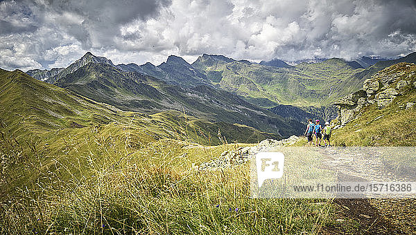 Mutter mit zwei Kindern beim Wandern in alpiner Landschaft  Passeiertal  Südtirol  Italien