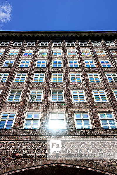 Deutschland  Hamburg  Niederwinkelansicht der Fenster des Chile-Hauses