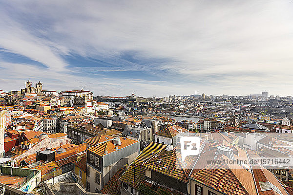 Portugal  Bezirk Porto  Porto  Wolken über den Dächern von Stadtgebäuden vom Miradouro da Vitoria aus gesehen