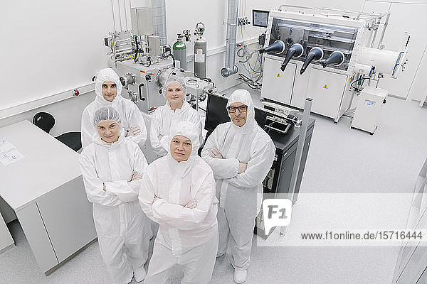 Porträt eines selbstbewussten Teams von Wissenschaftlern im Labor