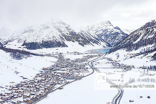 Italien Provinz Sondrio Livigno Luftaufnahme einer schneebedeckten Stadt in den italienischen Alpen
