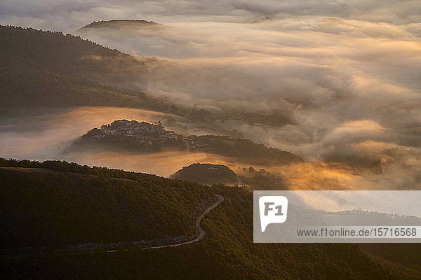 Italien  Luftaufnahme eines dichten Morgennebels  der ein bewaldetes Tal im Apennin umhüllt