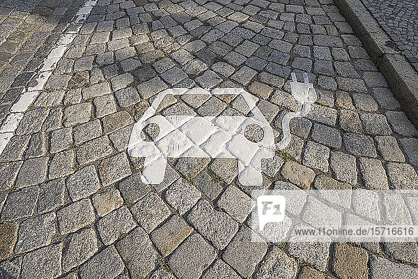 Deutschland  Sachsen-Anhalt  Quedlinburg  Symbol für Elektroauto-Ladestation auf Kopfsteinpflaster