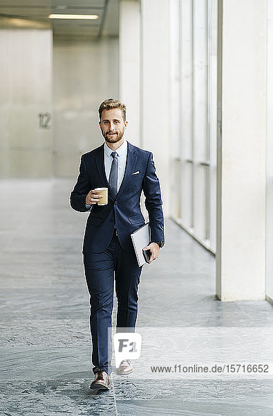 Porträt eines Geschäftsmannes mit Kaffee zum Mitnehmen