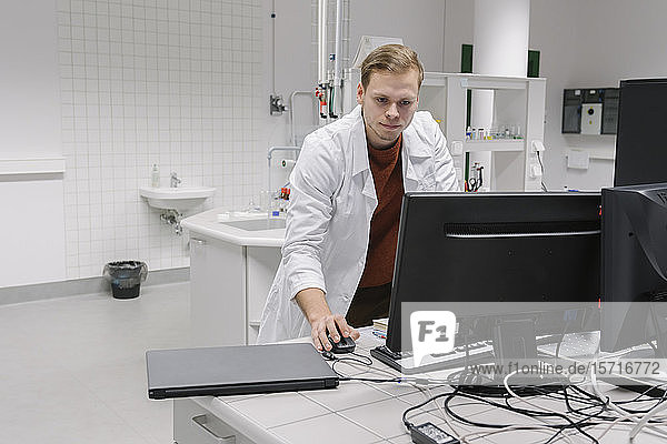 Wissenschaftlerin mit Computer im Labor des Technologiezentrums