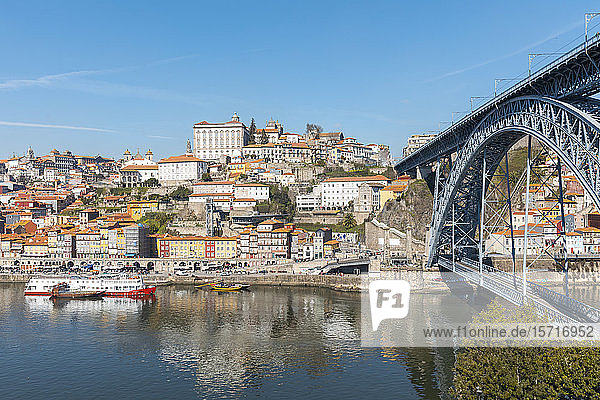 Portugal  Distrikt Porto  Porto  Douro-Fluss und Dom Luis I-Brücke mit Stadtgebäuden im Hintergrund