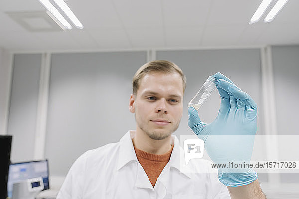 Porträt eines Wissenschaftlers  der eine Probe im Labor analysiert