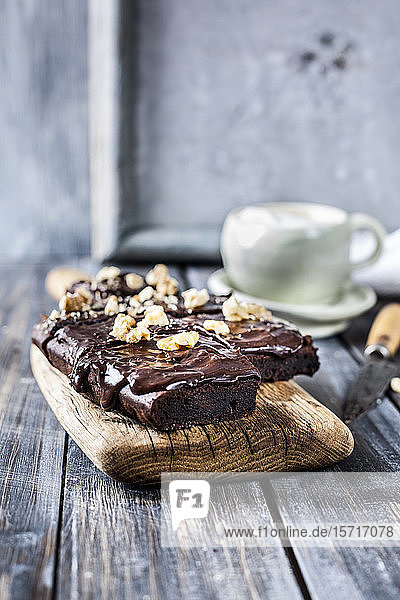 Hausgemachte glutenfreie Brownies mit Schokoladen- und Kaffeeglasur