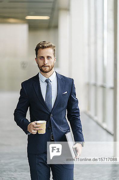 Porträt eines Geschäftsmannes mit Kaffee zum Mitnehmen