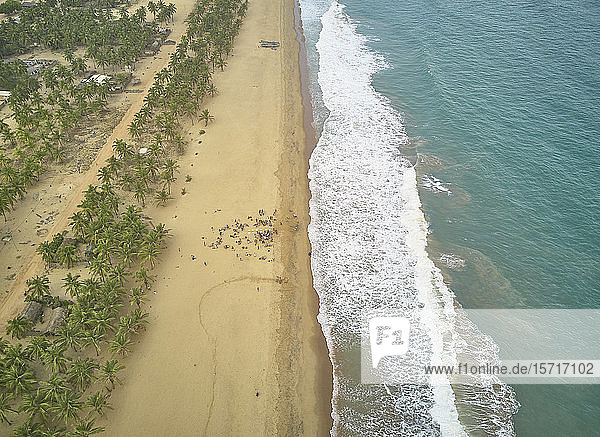 Benin  Luftaufnahme der Wellen  die über den sandigen Küstenstrand streichen