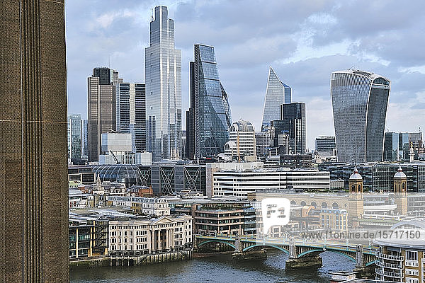 Großbritannien  England  London  Skyline hoher Bürohochhäuser