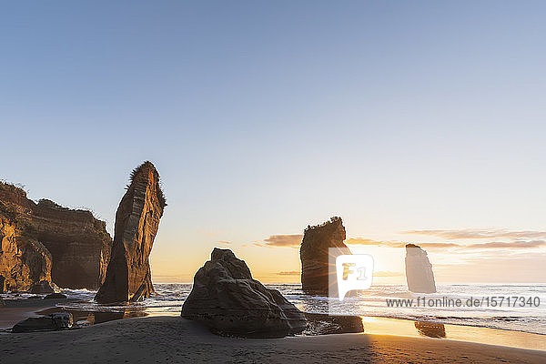 Neuseeland  Distrikt New Plymouth  Tongaporutu  Felsformation Three Sisters bei Sonnenuntergang
