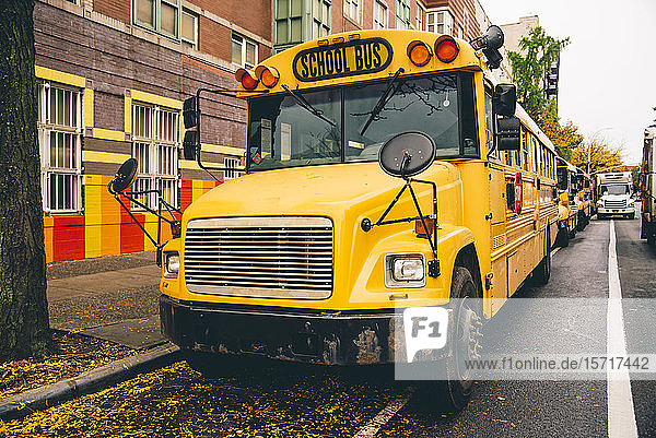 USA  New York  New York City  Schulbus auf der Straße