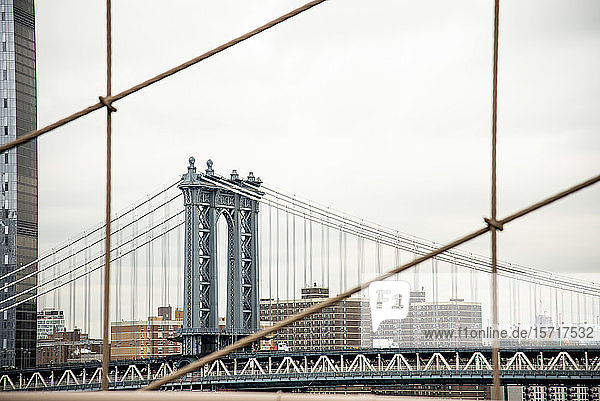 USA  New York  New York City  Manhattan Bridge gegen Wohngebäude