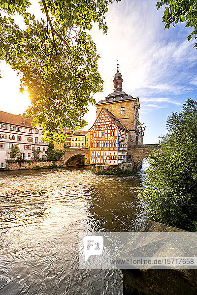 Deutschland  Bayern  Bamberg  Regnitz vor dem historischen Rathaus bei Sonnenuntergang