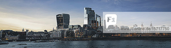 Großbritannien  England  London  Panorama der Themse und der Wolkenkratzer im Stadtzentrum in der Abenddämmerung