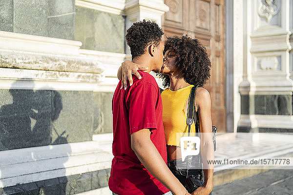 Junges Paar küsst sich in der Stadt  Florenz  Italien