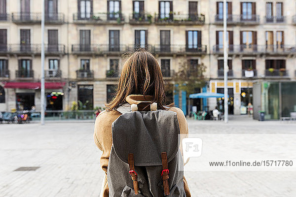 Rückansicht einer jungen Frau mit Rucksack in der Stadt  Barcelona  Spanien