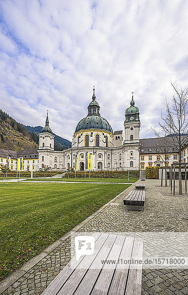 Deutschland  Bayern  Garmisch-Partenkirchen  Leere Bänke im Hof der Abtei Ettal