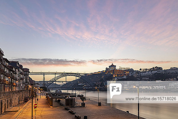 Portugal  Distrikt Porto  Porto  Douro-Flusshafen im Morgengrauen mit Stadtgebäuden und Dom Luis I-Brücke im Hintergrund