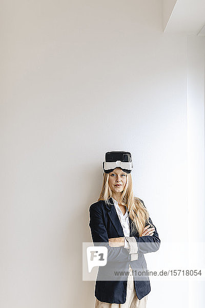 Porträt einer jungen Geschäftsfrau mit VR-Brille