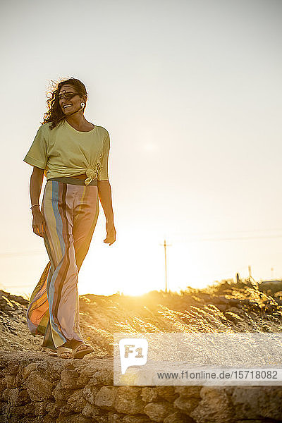 Schöne Frau macht einen Spaziergang bei Sonnenuntergang  Mykonos  Griechenland