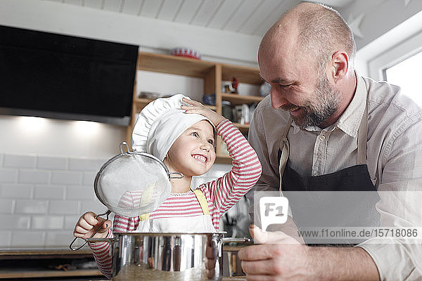 Vater und Tochter kochen in der Küche