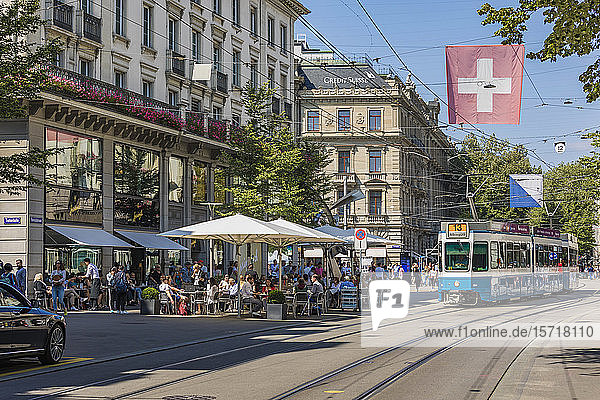 Schweiz  Kanton Zürich  Zürich  Paradeplatz  Bahnhofstrasse  Einkaufsstrasse mit Cafe und Tram