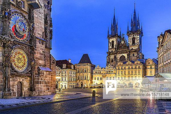 Tschechische Republik  Prag  Astronomische Uhr des Alten Rathauses und der Frauenkirche vor Tyn in der Abenddämmerung