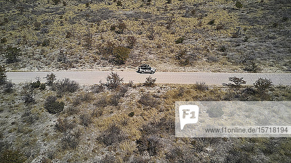 Luftaufnahme eines Jeeps  der einen Feldweg entlang fährt  Damaraland-Gebiet  Namibia