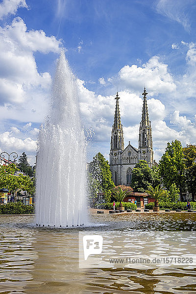 Deutschland  Baden-Württemberg  Baden-Baden  plätschernder Augustaplatz-Brunnen vor der Stadtkirche
