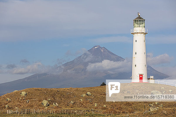 Neuseeland  South Taranaki District  Pungarehu  Leuchtturm von Cape Egmont mit dem Vulkan Taranaki im Hintergrund