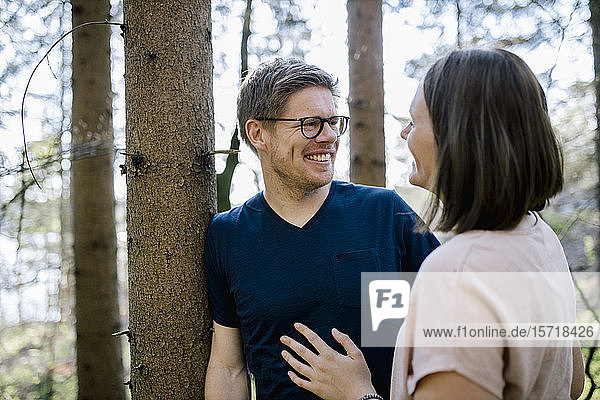 Glückliches Paar in einem Wald