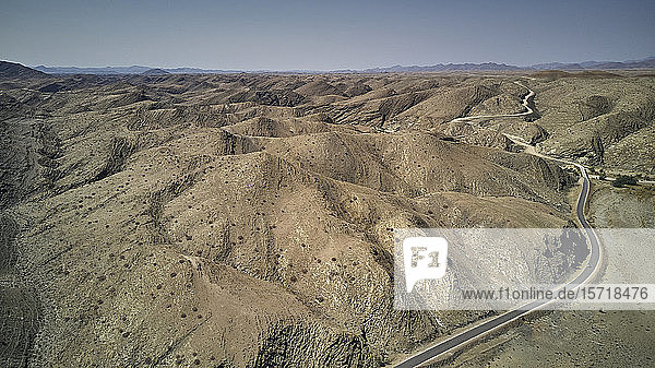 Luftaufnahme einer schmutzigen Piste durch die Wüste  Wüstengebiet Namib  Namibia
