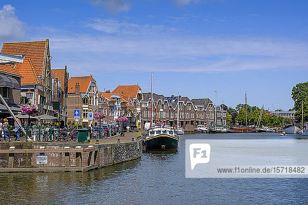 Niederlande  Nordholland  Hoorn  Stadthäuser am Ufer des Markermeers