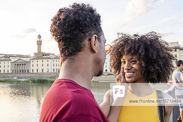 Glückliches junges Touristenpaar am Arno bei Sonnenuntergang  Florenz  Italien