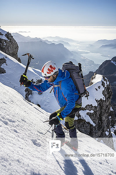 Alpinist besteigt einen schneebedeckten Berg  Orobie Alps  Lecco  Italien