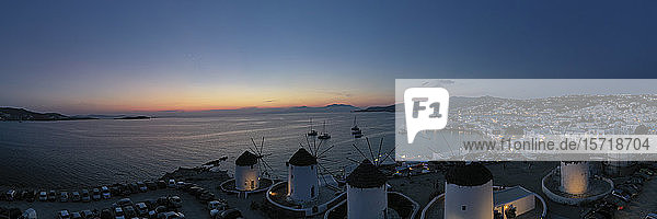 Griechenland  Mykonos  Mykonos-Stadt und Windmühlen bei Sonnenuntergang
