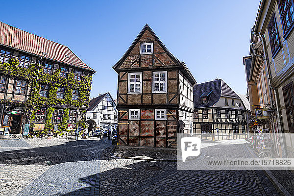 Deutschland  Sachsen-Anhalt  Quedlinburg  Kopfsteinpflasterstraße und Fachwerkhäuser der historischen Stadt