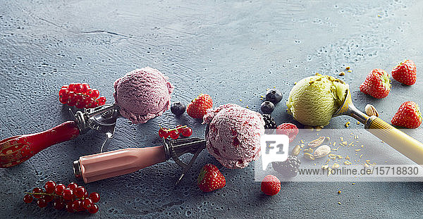 Sortierte Eiscreme auf Kugel und frische Früchte