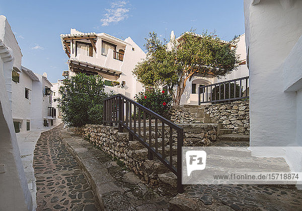 Spanien  Menorca  Binibeca  Weiß getünchte Häuser und Treppen